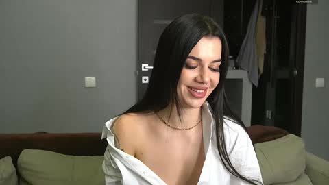 Snapshot of brunette_from_the_moon chatting on December 28, 8:47 pm Alice online show from December 28, 8:47 pm