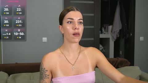 Snapshot of brunette_from_the_moon chatting on October 14, 8:53 pm Alice online show from October 14, 8:53 pm