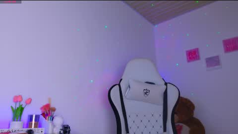 Snapshot of brunetteadams001 chatting on December 3, 5:15 am SARAH online show from December 3, 5:15 am