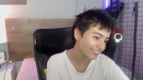 Snapshot of bryce_evans chatting on December 17, 8:43 pm B R Y C E  online show from December 17, 8:43 pm