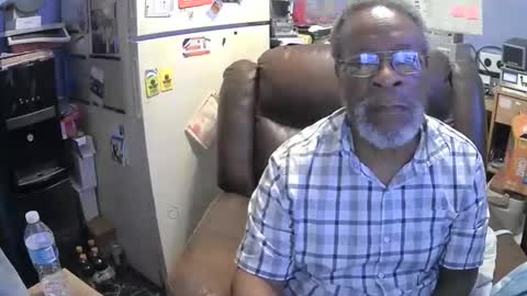 Snapshot of bushhunter23 chatting on December 4, 4:05 pm bushhunter23 online show from December 4, 4:05 pm