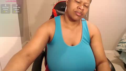 Snapshot of bustylisa85 chatting on November 1, 5:20 am lisa online show from November 1, 5:20 am