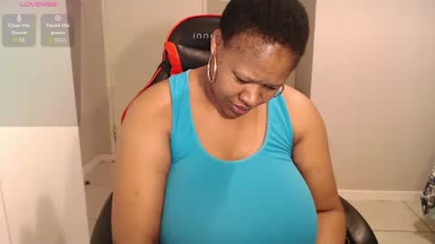 Snapshot of bustylisa85 chatting on December 14, 5:13 am lisa online show from December 14, 5:13 am