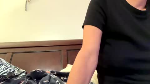 Snapshot of calishop1 chatting on October 17, 3:20 am calishop1 online show from October 17, 3:20 am