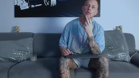 Snapshot of calvinhunt69 chatting on February 27, 7:23 am Calvin online show from February 27, 7:23 am