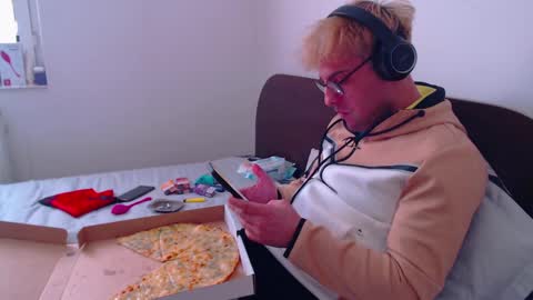 Snapshot of calvinjohnlad chatting on February 17, 11:44 am Calvinjohnlad online show from February 17, 11:44 am