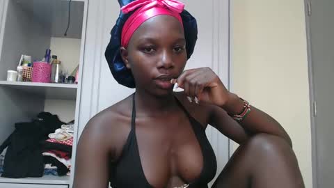 Snapshot of camclit chatting on March 2, 7:43 am Princess online show from March 2, 7:43 am