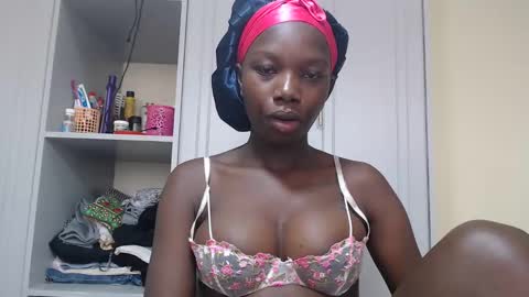 Snapshot of camclit chatting on March 5, 5:18 am Princess online show from March 5, 5:18 am