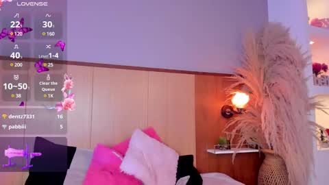 camiestrada online show from February 7, 11:55 pm