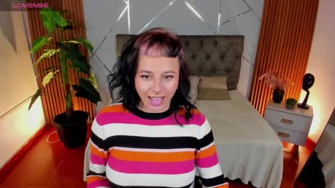 Snapshot of camii_lux chatting on October 18, 5:10 am Cami online show from October 18, 5:10 am