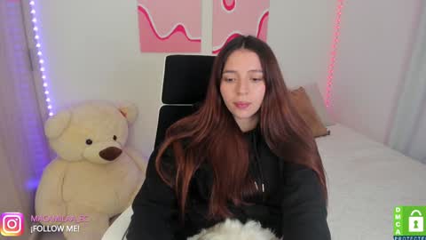 Snapshot of camila_ec2 chatting on January 9, 1:39 am C A M I online show from January 9, 1:39 am