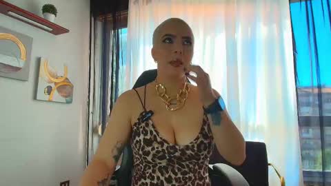 Snapshot of camilaachain chatting on October 6, 9:29 am online show from October 6, 9:29 am