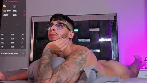 Snapshot of camilo_ospina_ chatting on February 19, 6:11 am INDEPENDENT MODEL online show from February 19, 6:11 am