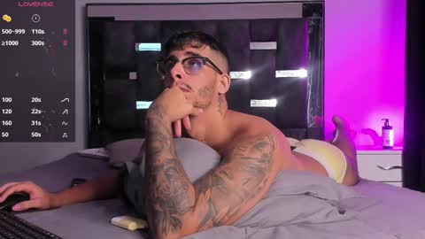 Snapshot of camilo_ospina_ chatting on February 24, 4:05 am INDEPENDENT MODEL online show from February 24, 4:05 am