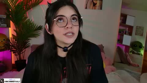 Snapshot of cammiefoalss chatting on September 8, 7:02 pm Lets reach 200 thumbs up online show from September 8, 7:02 pm