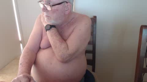 Snapshot of capt5105 chatting on February 17, 6:31 am capt5105 online show from February 17, 6:31 am