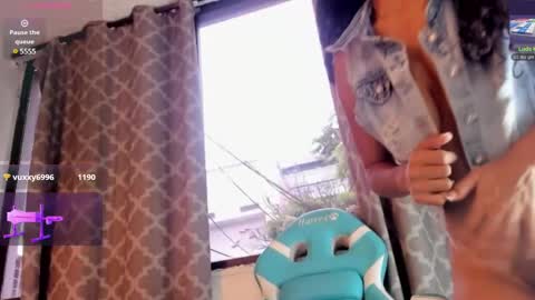 Snapshot of caraiosh_ chatting on March 1, 4:22 pm Cara online show from March 1, 4:22 pm