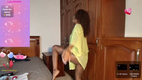 Snapshot of carameloo_06 chatting on December 29, 2:38 am carolina online show from December 29, 2:38 am