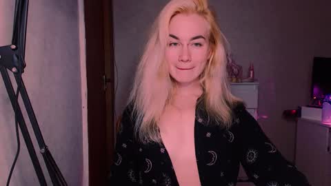 Snapshot of carinfox chatting on October 1, 7:42 pm Carin online show from October 1, 7:42 pm