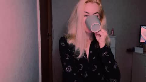 Snapshot of carinfox chatting on October 6, 5:27 am Carin online show from October 6, 5:27 am