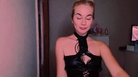 Snapshot of carinfox chatting on October 6, 7:33 pm Carin online show from October 6, 7:33 pm