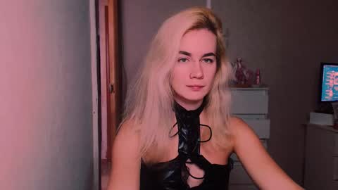 Snapshot of carinfox chatting on November 4, 7:02 pm Carin online show from November 4, 7:02 pm