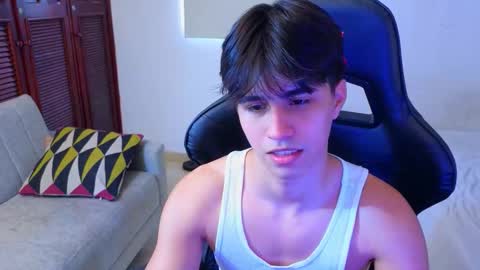 Snapshot of carl_dixon chatting on October 25, 6:35 pm carl_dixon online show from October 25, 6:35 pm