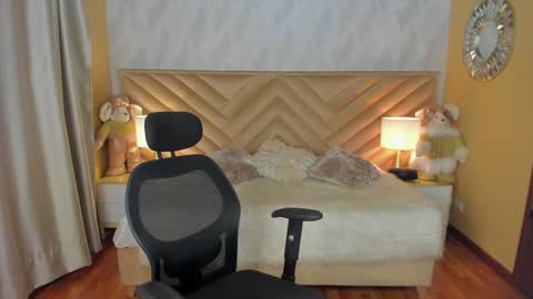 Snapshot of carla_santini chatting on December 19, 9:28 pm Carla Santini online show from December 19, 9:28 pm