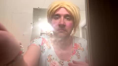 Snapshot of carlacee chatting on November 9, 10:02 am carlacee online show from November 9, 10:02 am