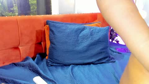 Snapshot of carliemoss chatting on December 11, 1:05 am    online show from December 11, 1:05 am