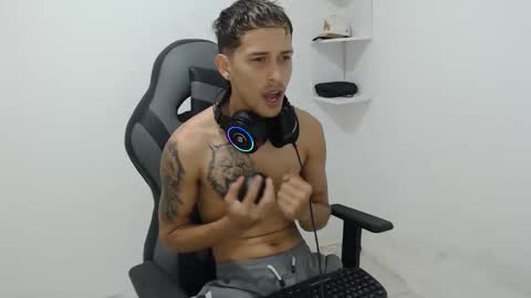 carlossmi01 online show from October 30, 3:13 pm