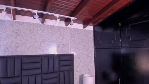 Snapshot of caro_martinezz chatting on December 12, 10:34 am online show from December 12, 10:34 am