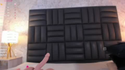 Snapshot of caro_martinezz chatting on February 7, 8:33 am online show from February 7, 8:33 am