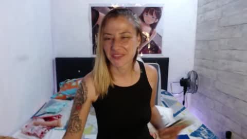 Snapshot of caro_milf_ chatting on February 26, 4:14 am Caro milf online show from February 26, 4:14 am