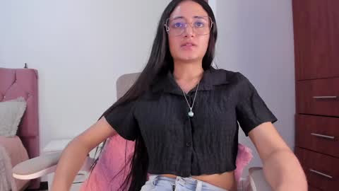 Caroline online show from December 5, 5:06 pm