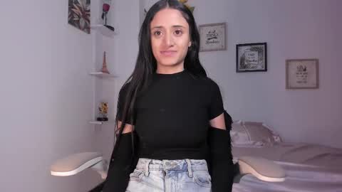 Caroline online show from February 10, 12:30 am