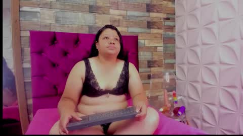 Angie Carolina online show from February 9, 7:40 pm