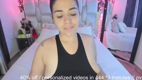 Snapshot of carolinafox_ chatting on December 2, 3:04 am caroline online show from December 2, 3:04 am