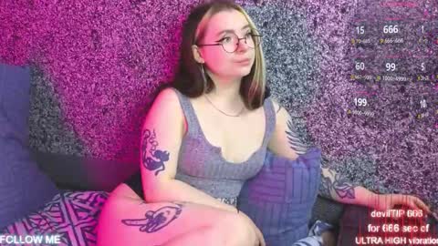Snapshot of carolinareaperr chatting on October 22, 2:17 pm Ask me better xx online show from October 22, 2:17 pm