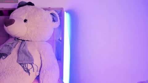 Snapshot of caroline_cute7 chatting on October 1, 3:23 am caroline 3 online show from October 1, 3:23 am