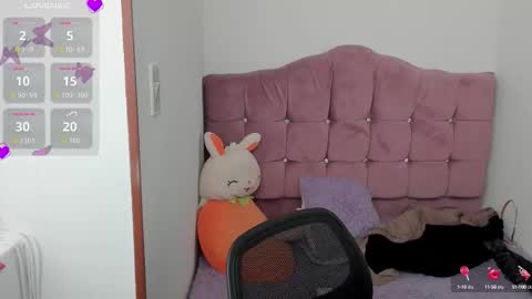 Snapshot of caroline_rodriguez_9 chatting on October 3, 7:33 pm caroline_rodriguez_9 online show from October 3, 7:33 pm