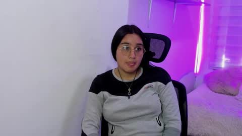 caroline_rodriguez_9 online show from January 17, 7:28 pm
