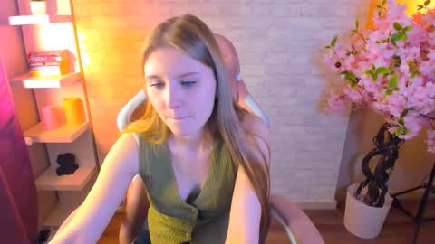 Snapshot of carolinedesire chatting on February 5, 8:19 am Caroline online show from February 5, 8:19 am