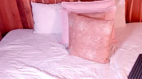 Snapshot of carolineejoness chatting on December 4, 9:23 pm Caroline online show from December 4, 9:23 pm