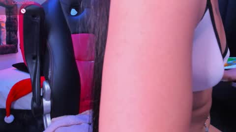 Snapshot of carolinescoth_dl chatting on December 3, 9:12 pm Caroline Scoth online show from December 3, 9:12 pm