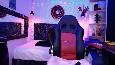 Snapshot of carolinescoth_dl chatting on December 9, 9:16 pm Caroline Scoth online show from December 9, 9:16 pm