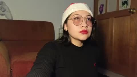 Snapshot of caroll_luna chatting on December 6, 12:23 am kitty online show from December 6, 12:23 am