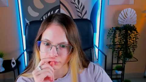 Snapshot of carrie_roses chatting on October 6, 4:21 am carrie_roses online show from October 6, 4:21 am