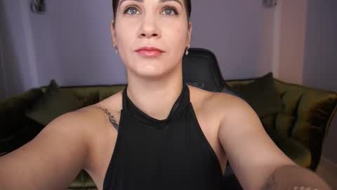 Snapshot of cassandragood chatting on November 19, 7:19 am Lena online show from November 19, 7:19 am