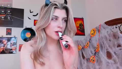 Snapshot of cassieholland chatting on October 31, 7:53 am Im Cassie3 online show from October 31, 7:53 am